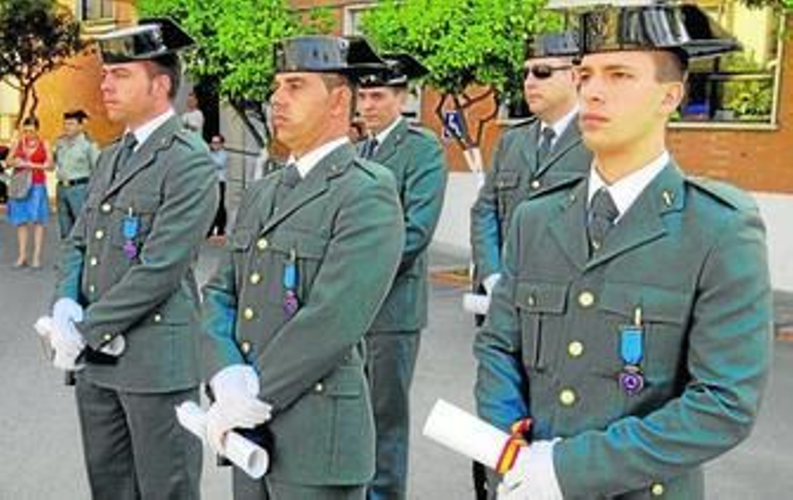 Los cinco agentes que fueron condecorados ayer en la Comandancia de Sevilla.