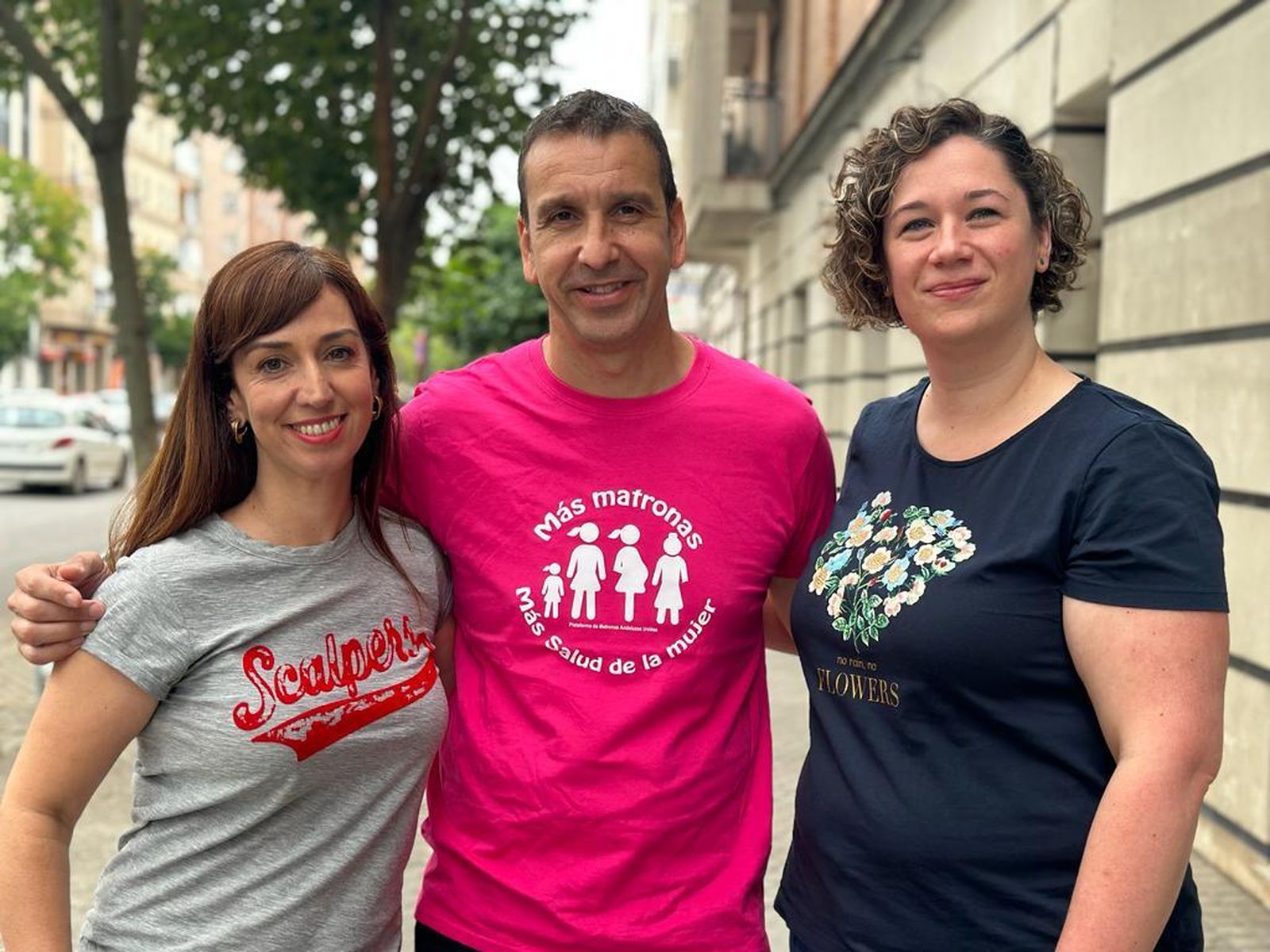 Las matronas Carmen Mejías, vocal en Sevilla de la Asociación Andaluza de Matronas; Jorge Romero, vocal de matronas en el Colegio de Enfermería de Sevilla;  y María José Barrios Sánchez, portavoz de la plataforma Matronas Andaluzas Unidas.