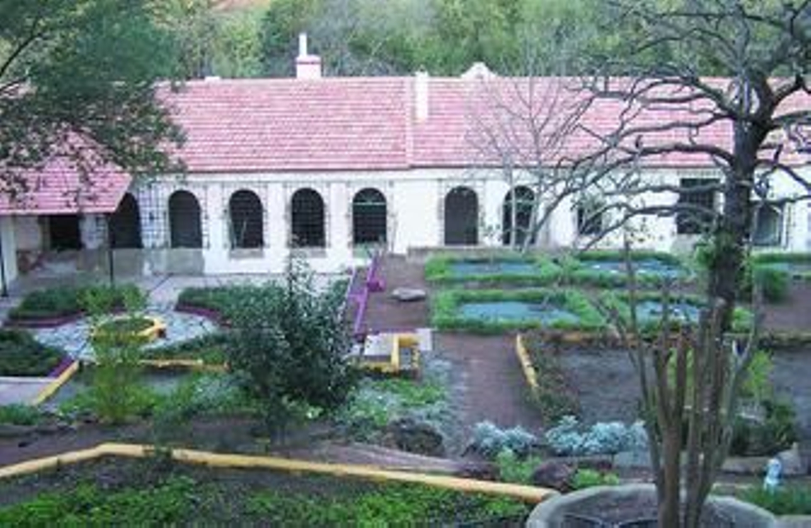 Sobre estas líneas se puede observar una parte de las instalaciones de la Casa de Huéspedes y de su magnífico jardín que están siendo restaurados.