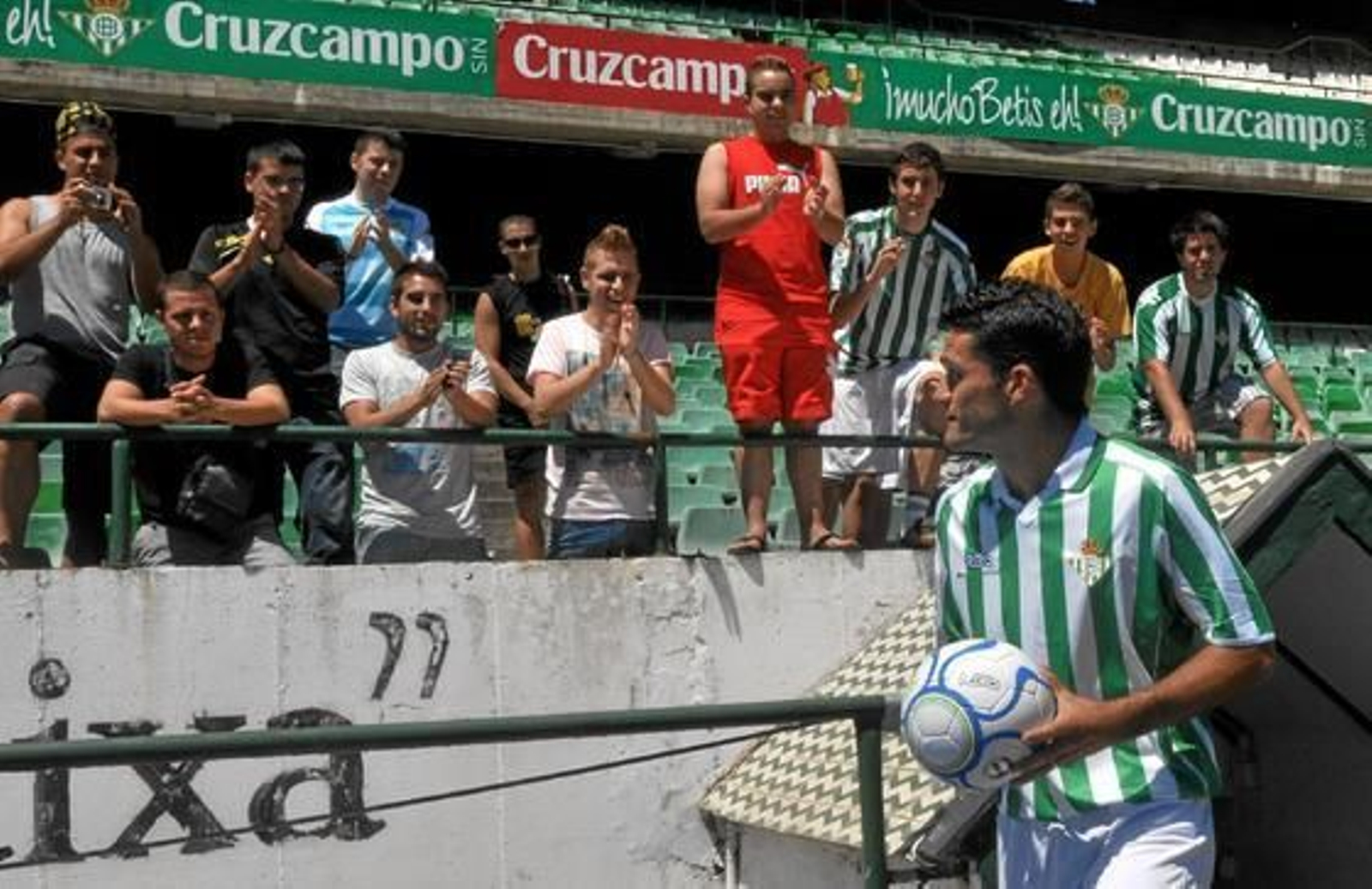 Molina junto a los aficionados béticos.

Foto: Manuel Gómez