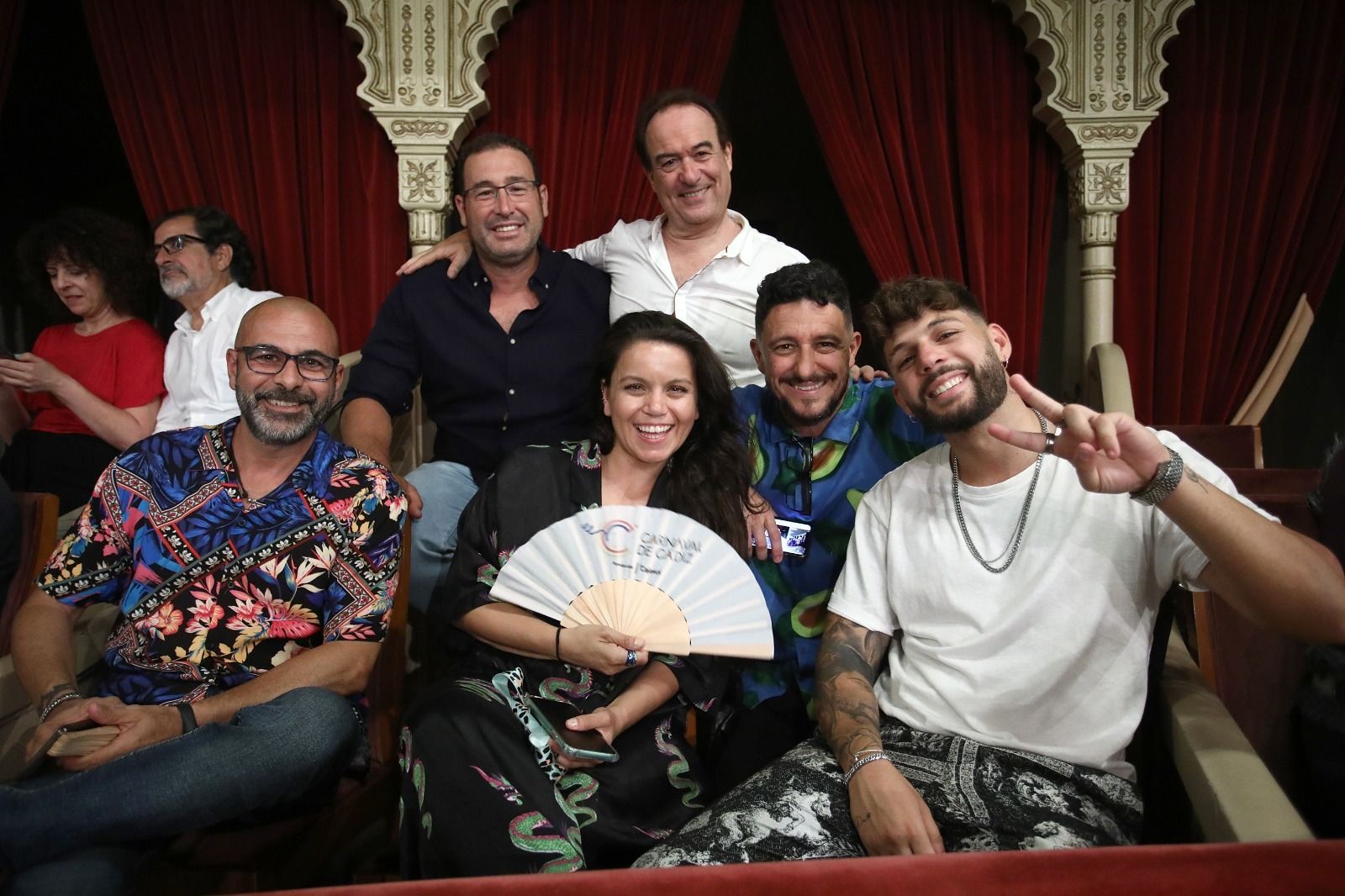 María Moreno junto a David Palomar, Álvaro García y Javi Osuna, con unos amigos.