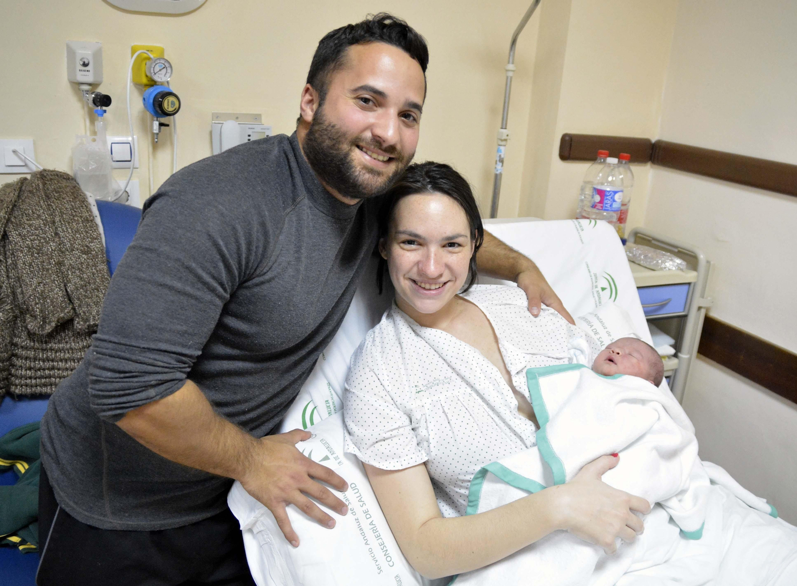 Iván Gómez y Estefanía Reyero posan con su hija Iris, recién nacida en el hospital de La Línea.