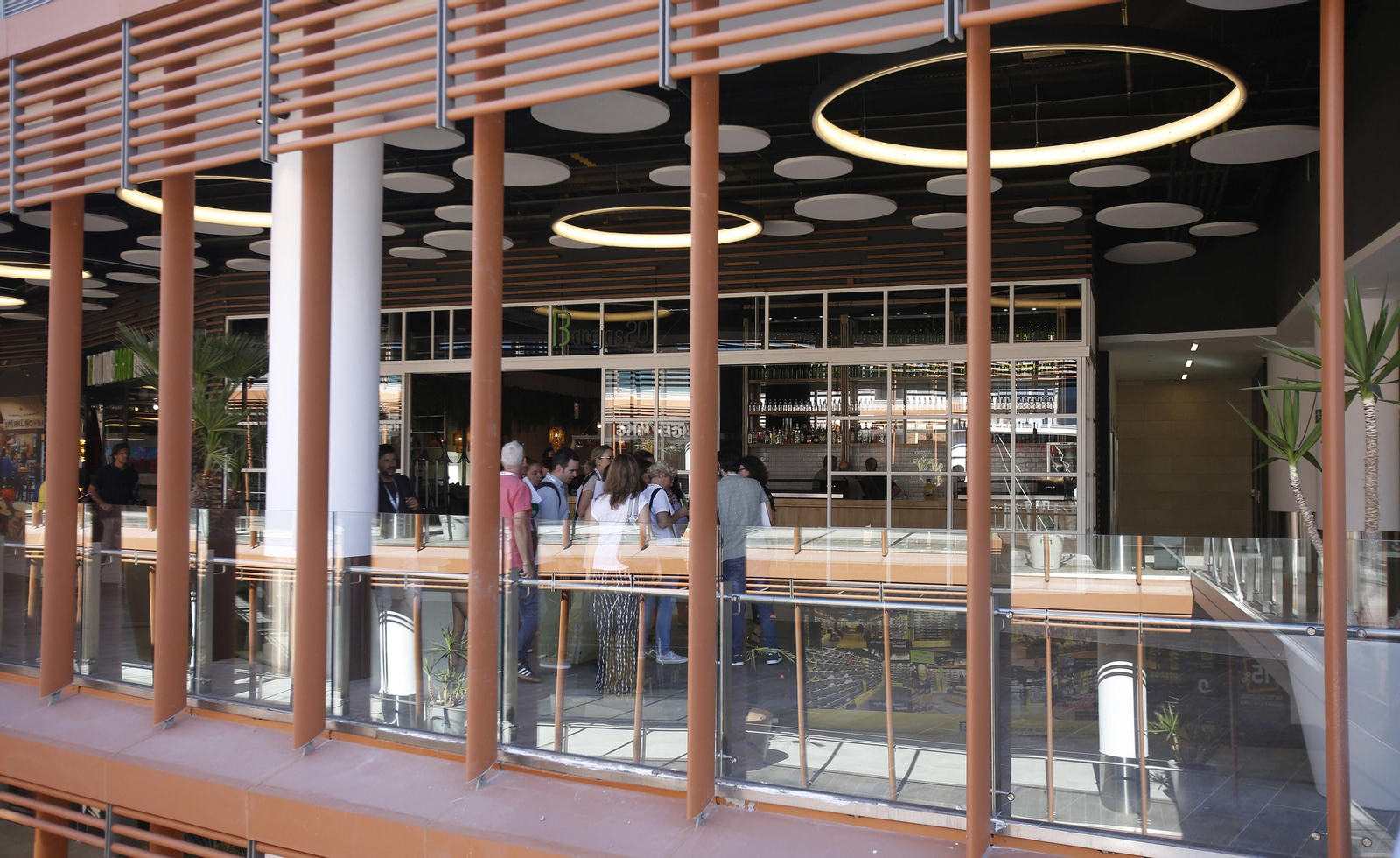 Los preparativos de la próxima apertura del centro comercial Torre Sevilla, en imágenes