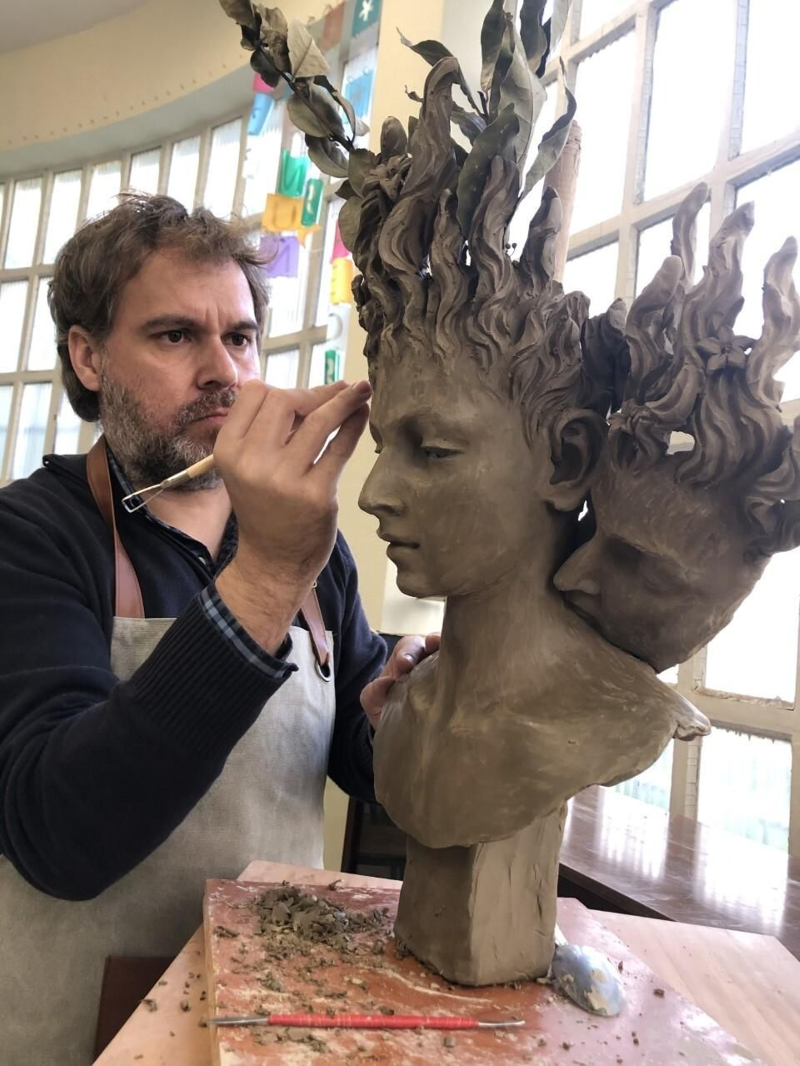 Israel Cornejo trabaja en una escultura en su taller de Vélez-Málaga