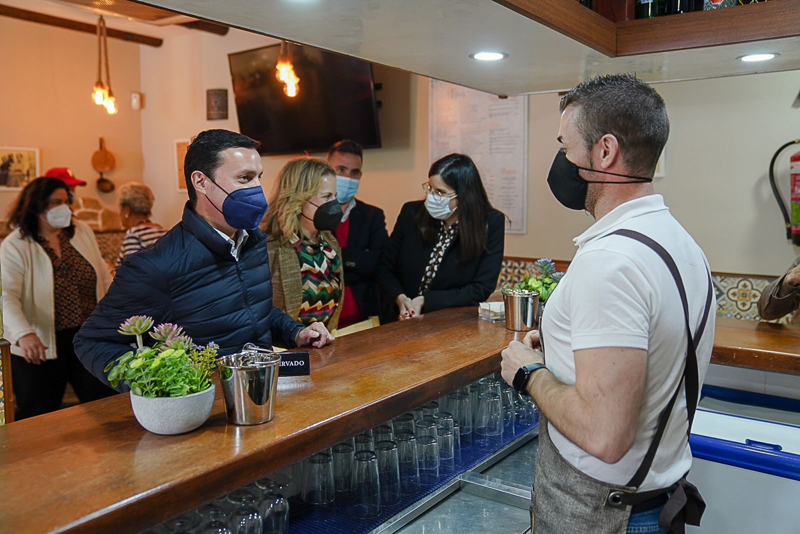 Momento de la visita al establecimiento de Laujar.