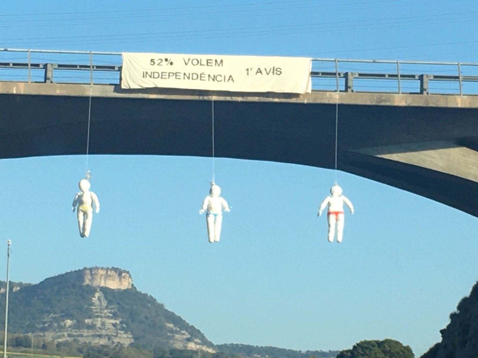 Aparecen colgados en puentes muñecos de ERC, JxCat y la CUP