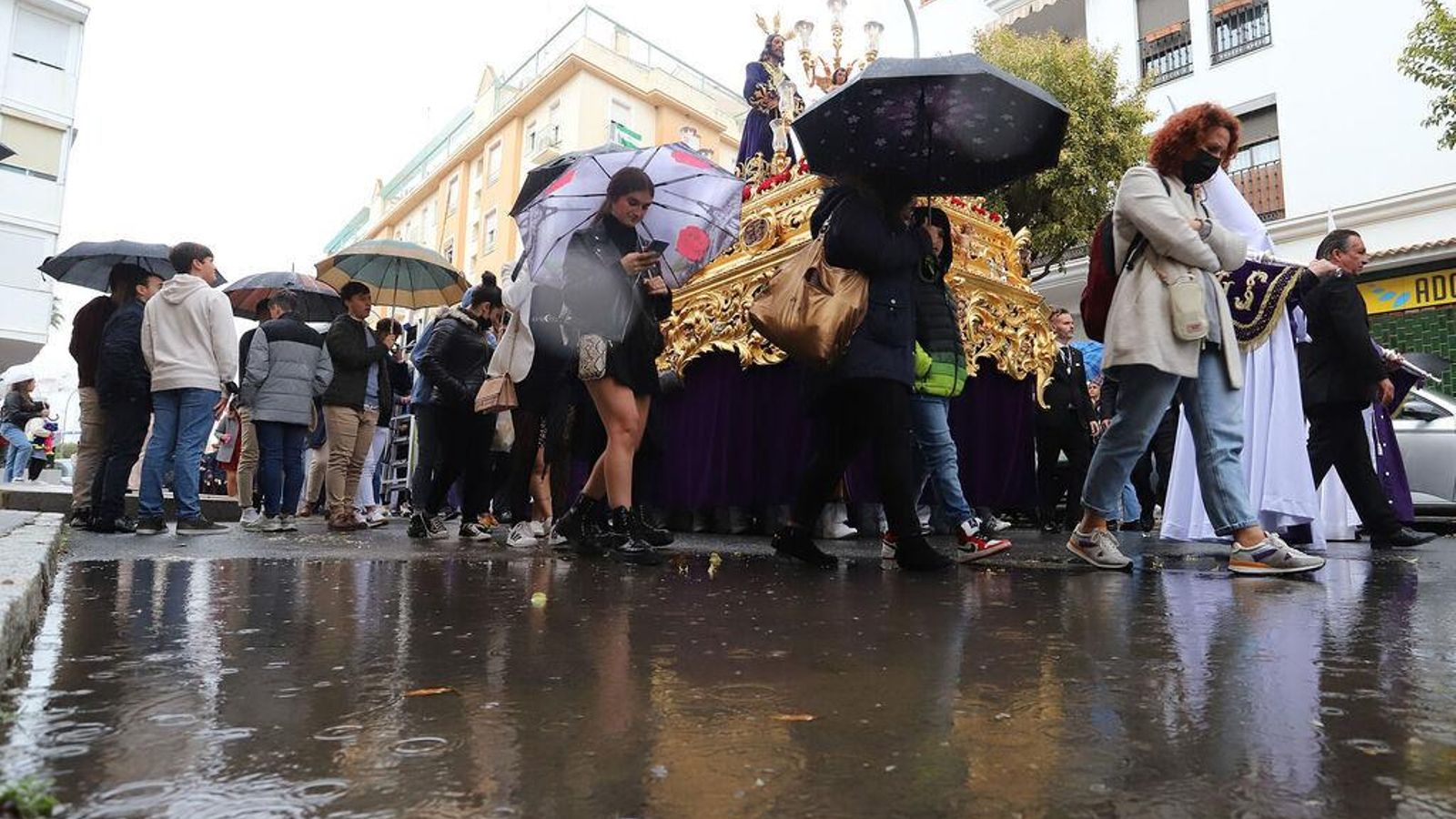 Paso del Cautivo bajo la lluvia en la Avenida de las Adoratrices.