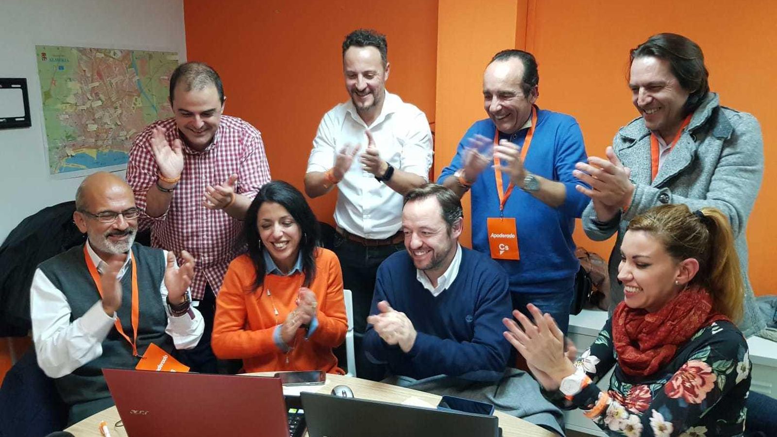 Los candidatos de Ciudadanos analizando los resultados en la sede provincial