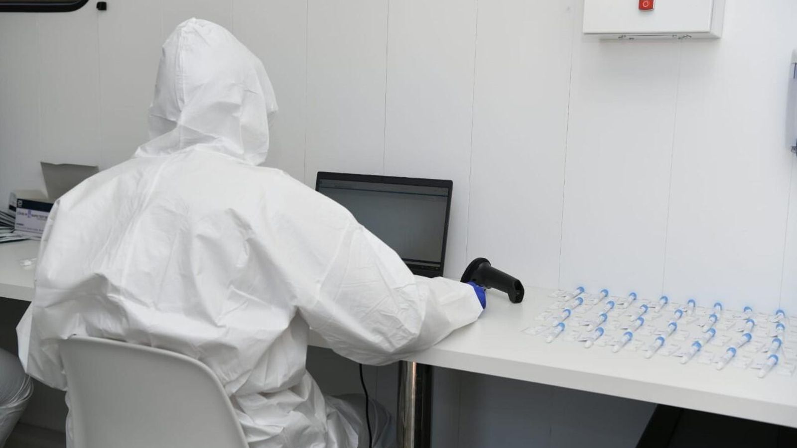 Recogida de muestras esta mañana en el Zaidín.