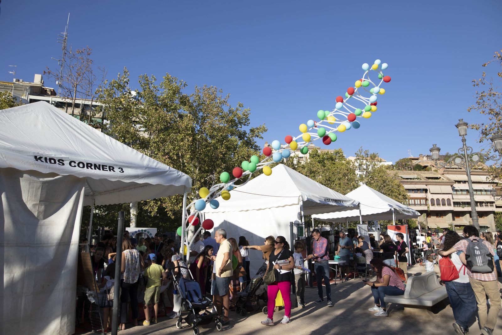 Así ha sido la Noche de los investigadores en Granada
