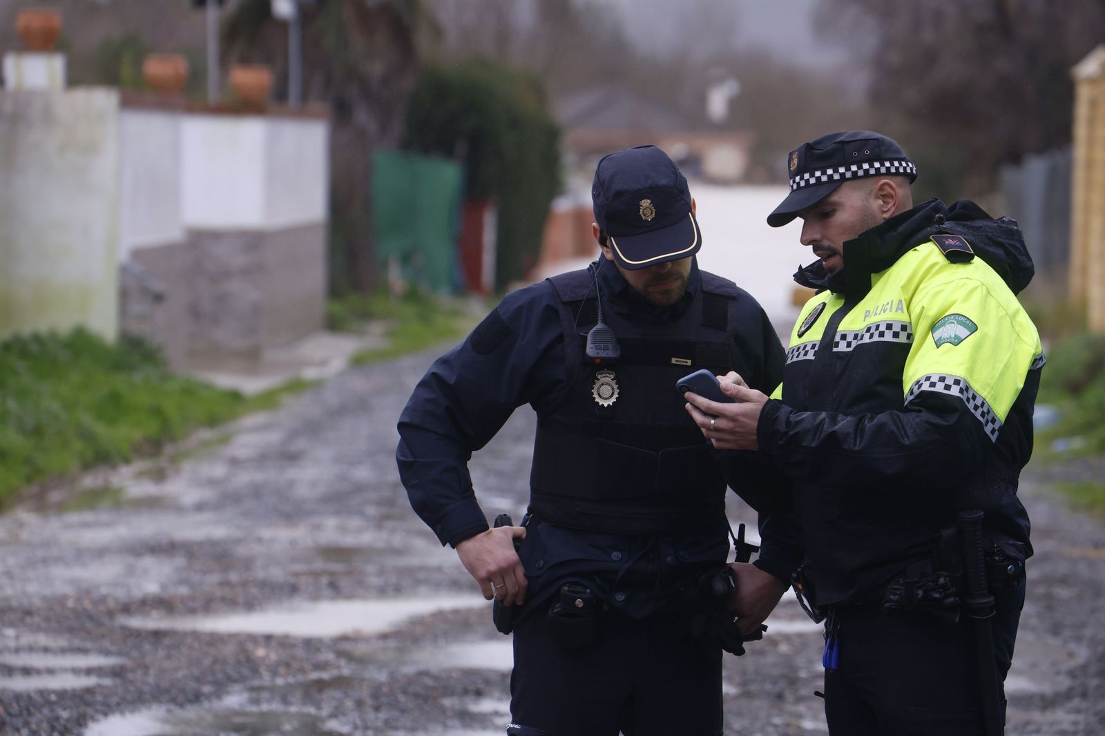 Los vecinos de Guadalvalle desalojan sus parcelas por la crecida del Guadalquivir, en imágenes