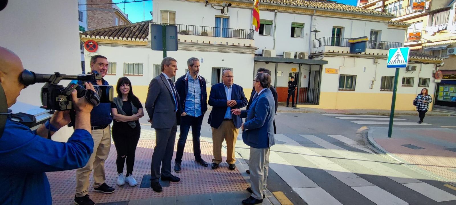 Imagen de los representantes del PP de Granada en su visita a la comisaría del barrio del Zaidín