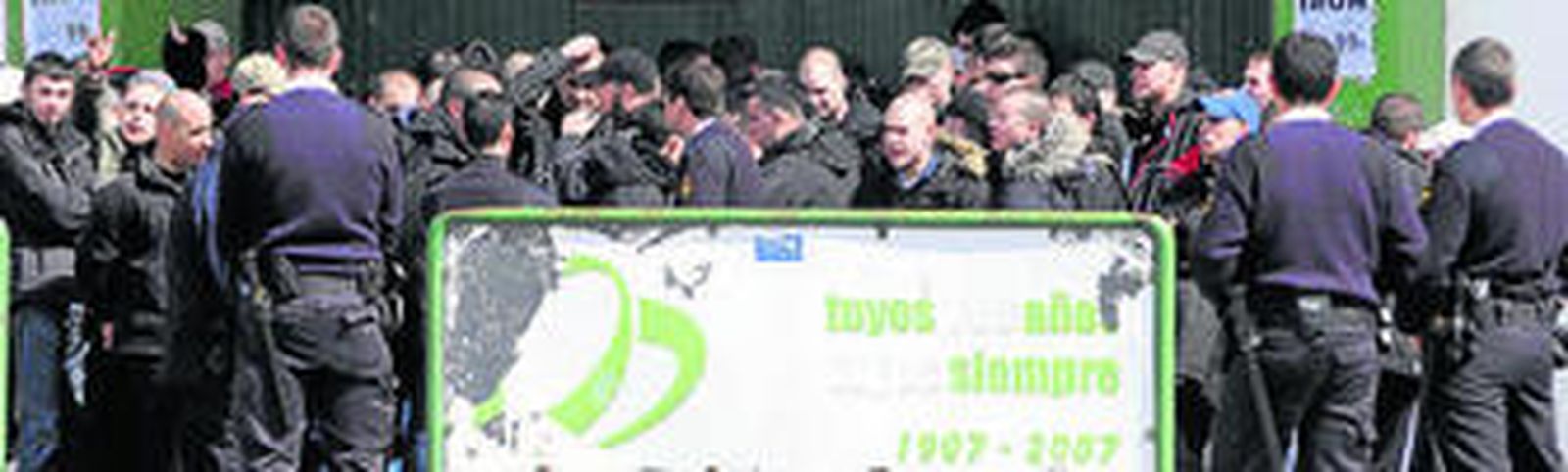 La Policía Nacional controlaba ayer al mediodía a un grupo de aficionados de las peñas del Rayo.