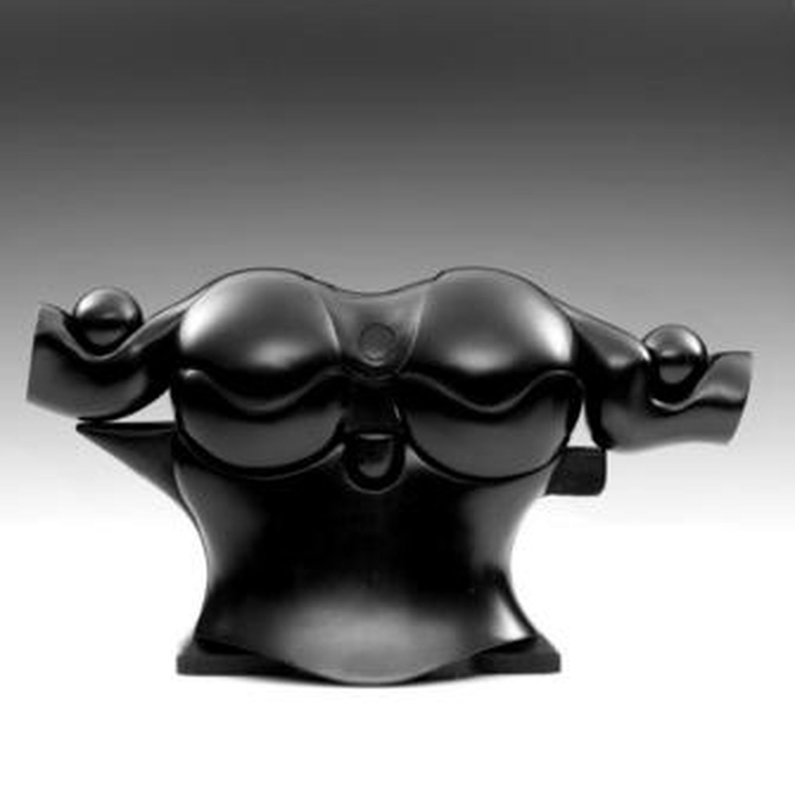 Una decena de esculturas en hierro macizo reproducen los torsos de guerreros Almogávares realizados por Berrocal.