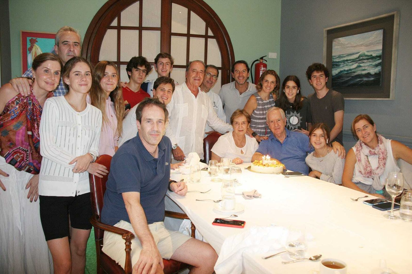 El empresario mexicano Agustín Irurita, en compañía de su familia  en El Faro de El Puerto, junto a Fernando Córdoba.
