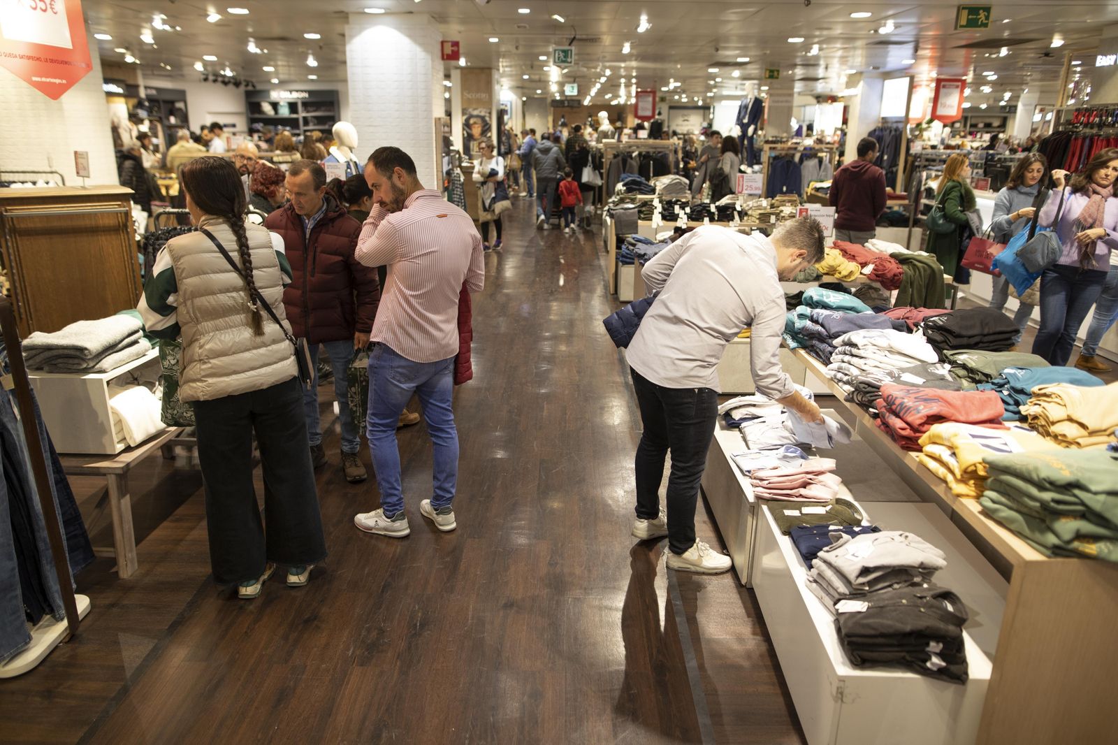 Varios clientes buscan ofertas en las rebajas