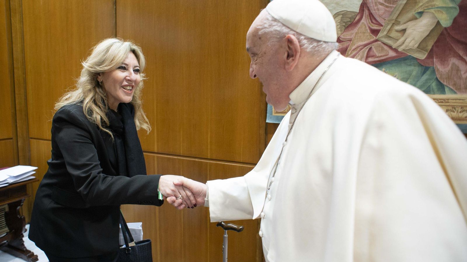 La consejera de Economía y Hacienda, Carolina España, saluda a Francisco en Roma. La consejera de Economía y Hacienda, Carolina España, saluda a Francisco en Roma.