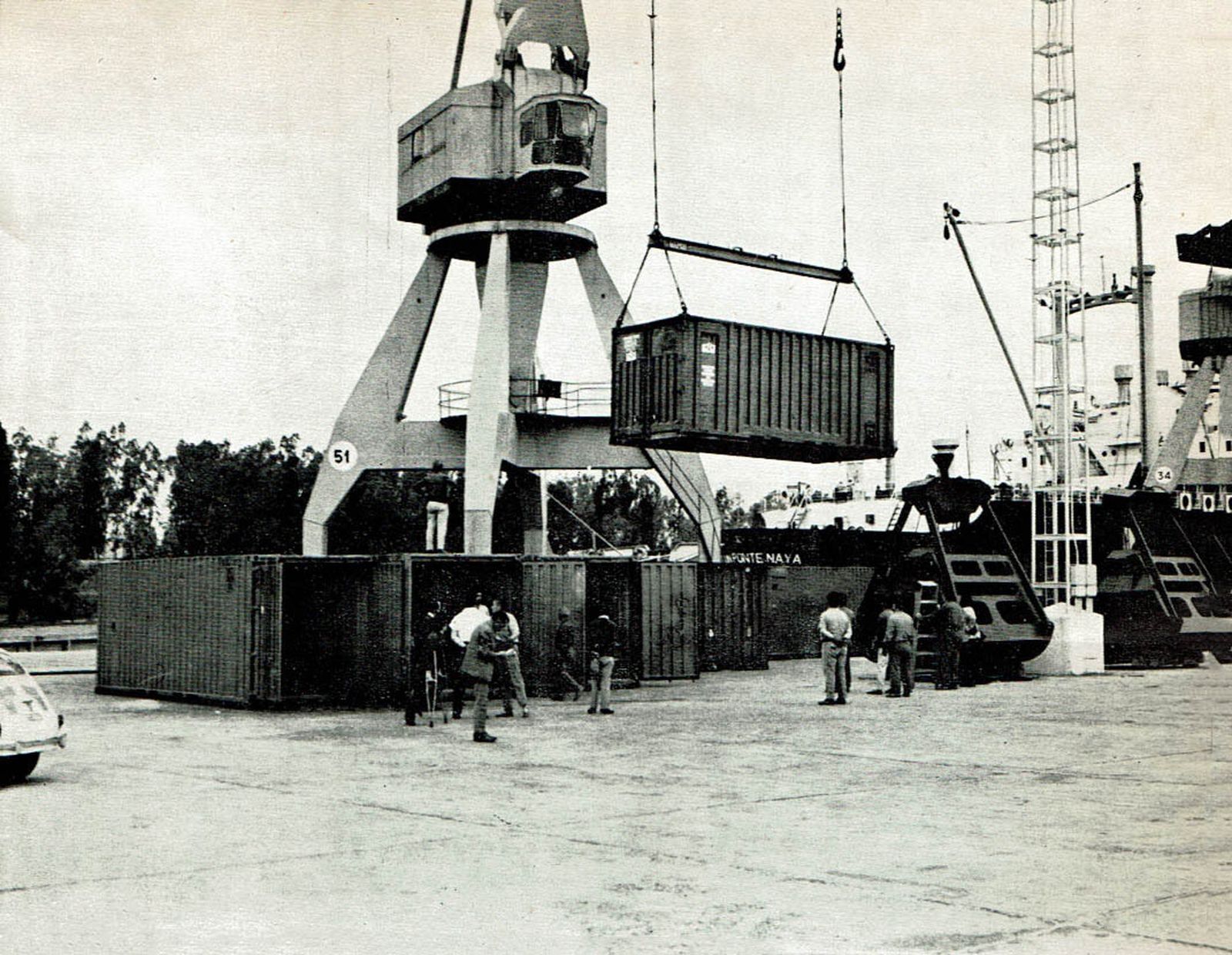 Descarga de contenedores en el muelle de Tablada en 1970.