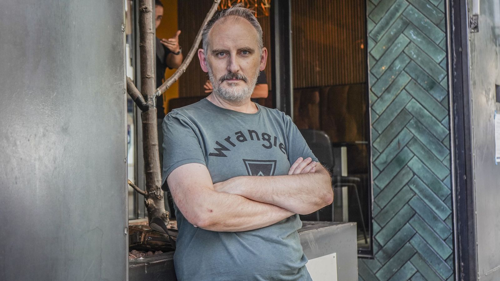 Walta posa para la entrevista.