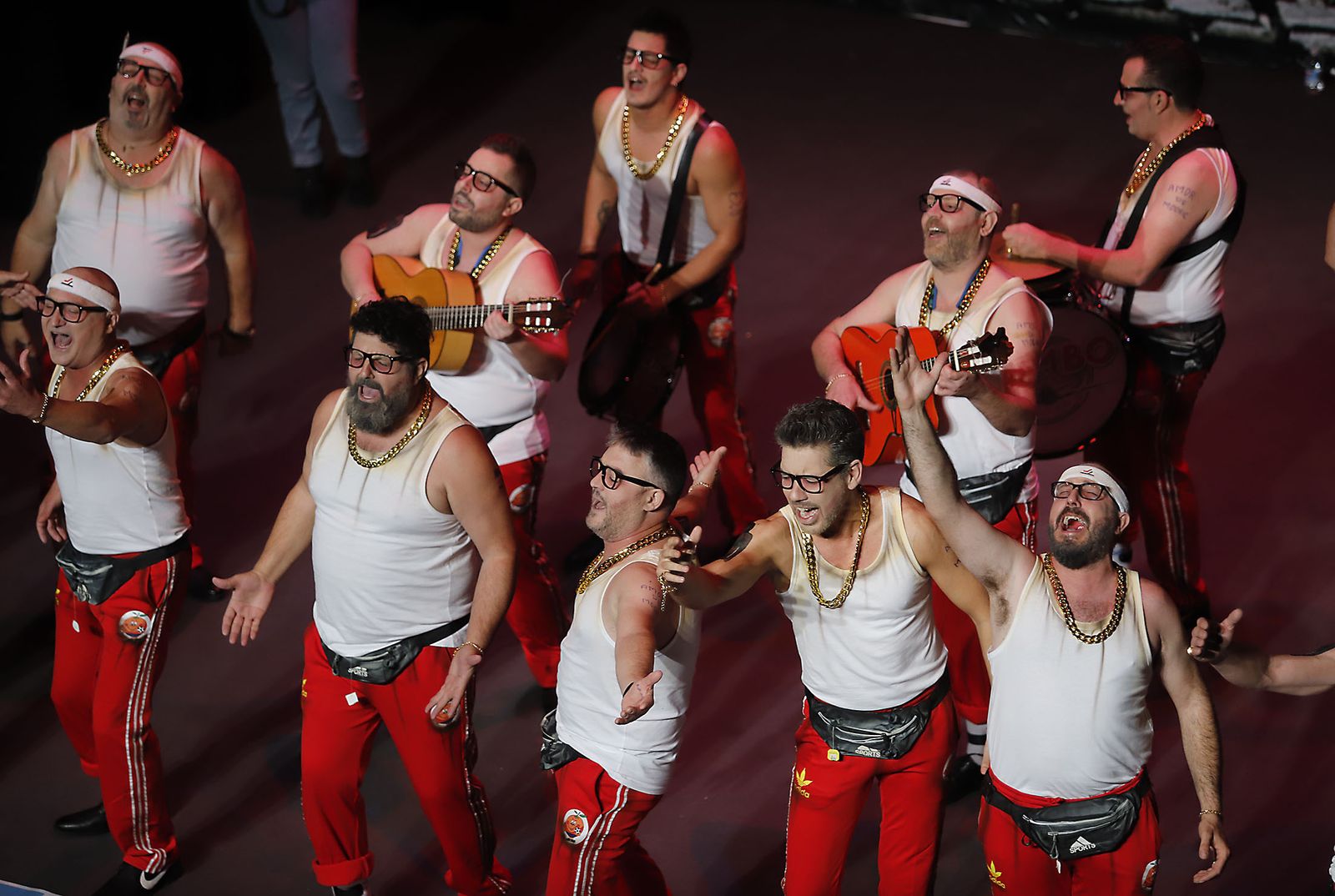 Imágenes de la actuación de la murga de Huelva Los Yoyas en el Carnaval Colombino