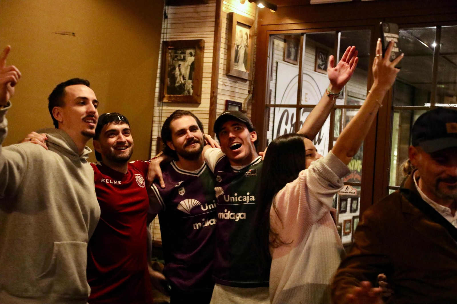 La fiesta de Le Grand Café con el Unicaja: "¡Campeones, campeones!"