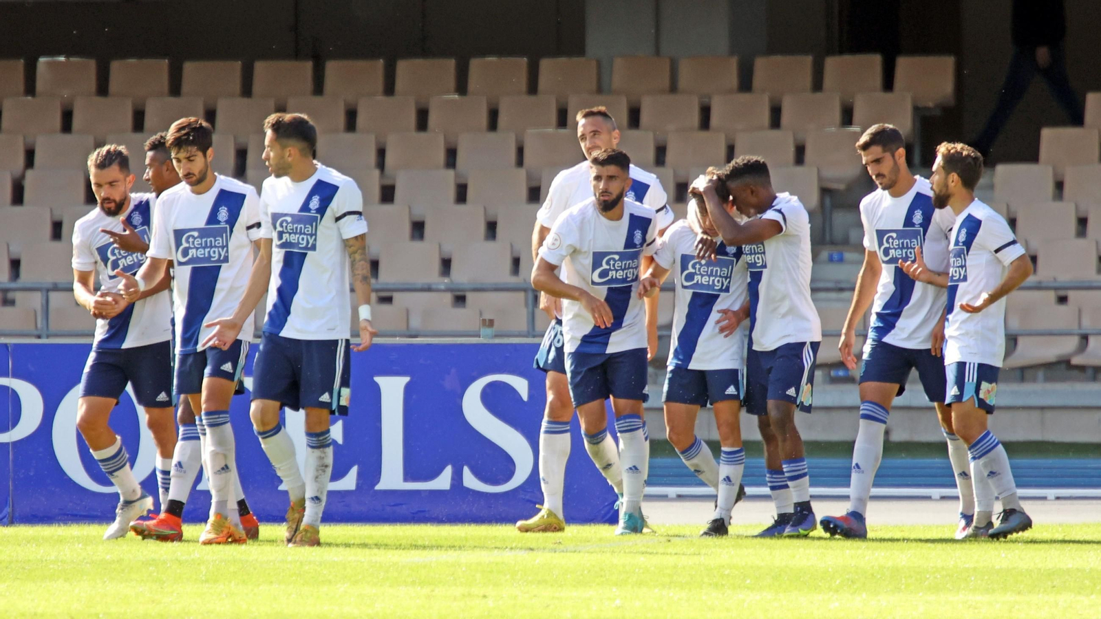 Juanjo Mateo es abrazado por sus compañeros tras anotar con la camiseta del Recre el 0-1 en Chapín en el curso 22/23.