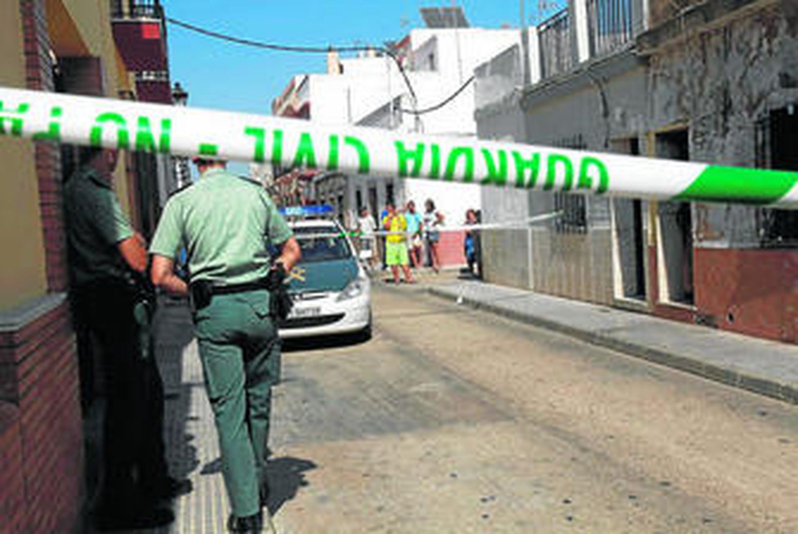 La zona de la residencia Brisamar, acordonada por efectivos de la Guadia Civil.