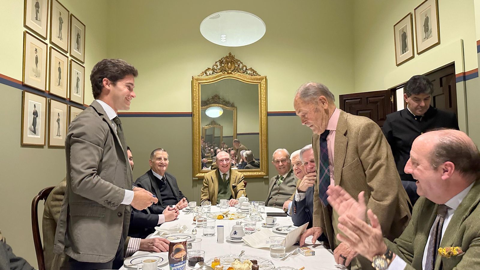 Manolo Vázquez escucha el poema que le dedicó Carlos Urquijo.