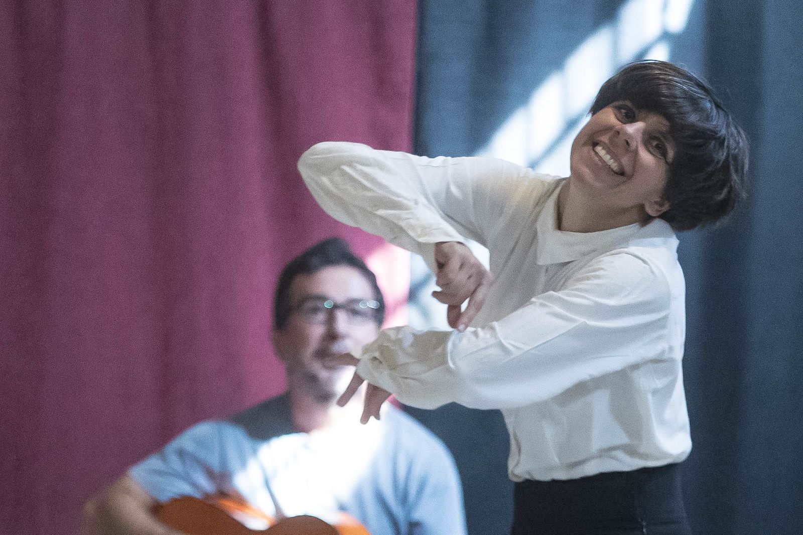 Leonor Leal ensayando con el guitarrista Alfredo Lagos