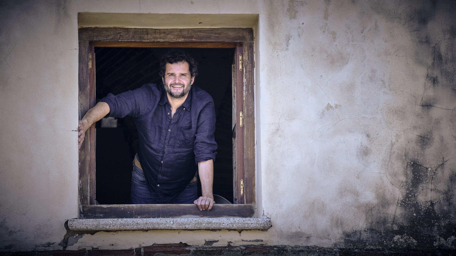 Marco Canale se asoma a una de las ventanas del Castillo de Santa Catalina.