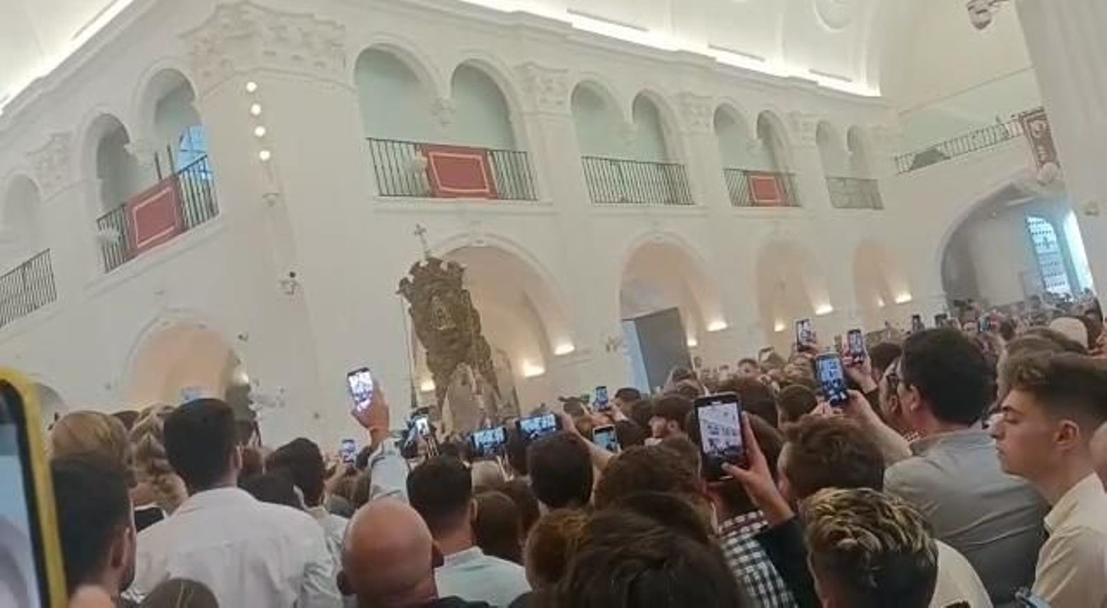 La Hermandad del Rocío de Huelva presenta sus respetos a la Virgen del Rocío.