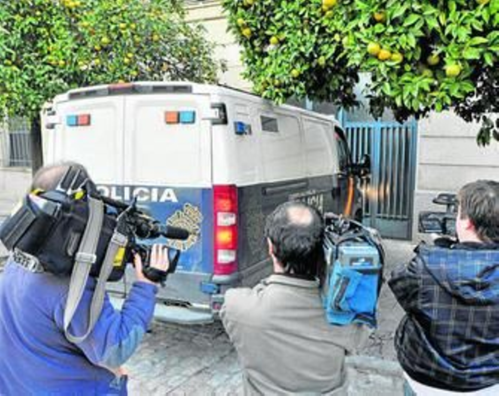 El furgón con los detenidos llega al juzgado de Guardia, en el Prado de San Sebastián.