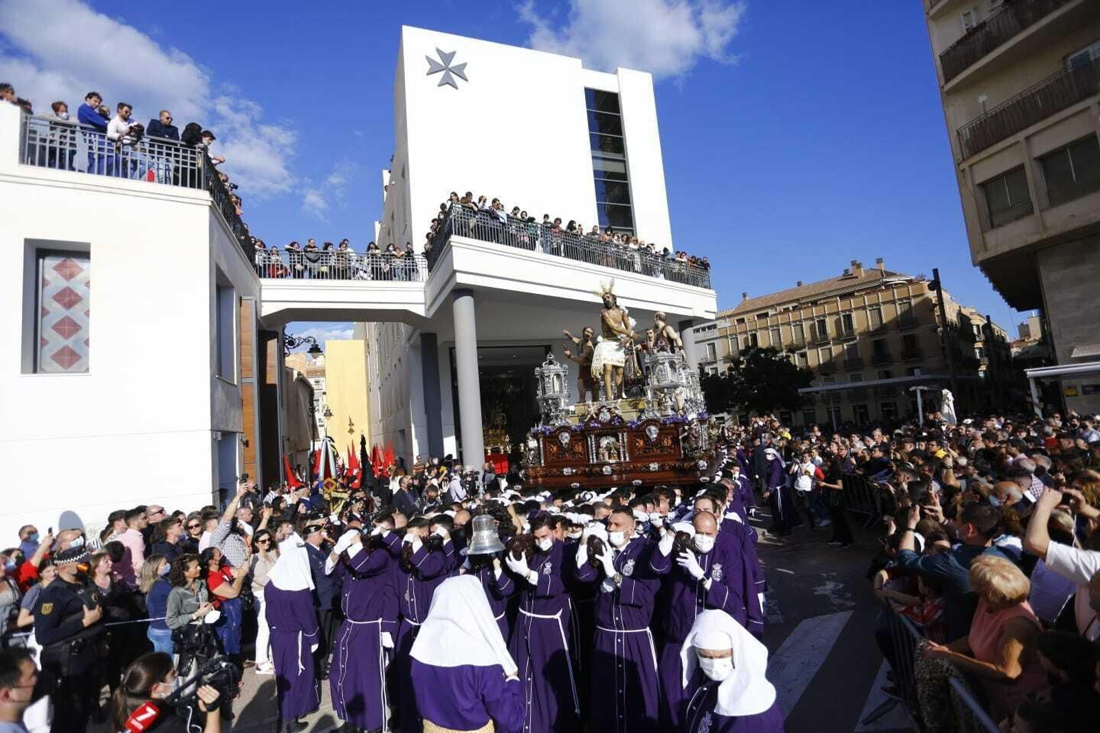 Nuestro Padre Jesús de Azotes y Columna sale de la nueva casa hermandad.