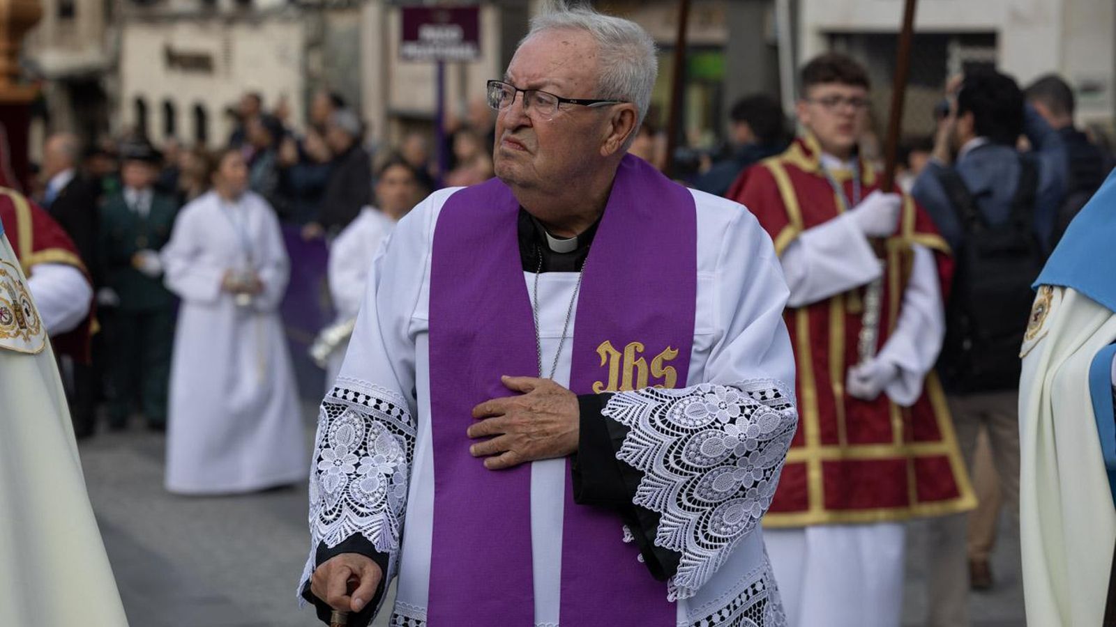 Los cofrades se rinden ante los grandes pasos de misterio del Lunes Santo