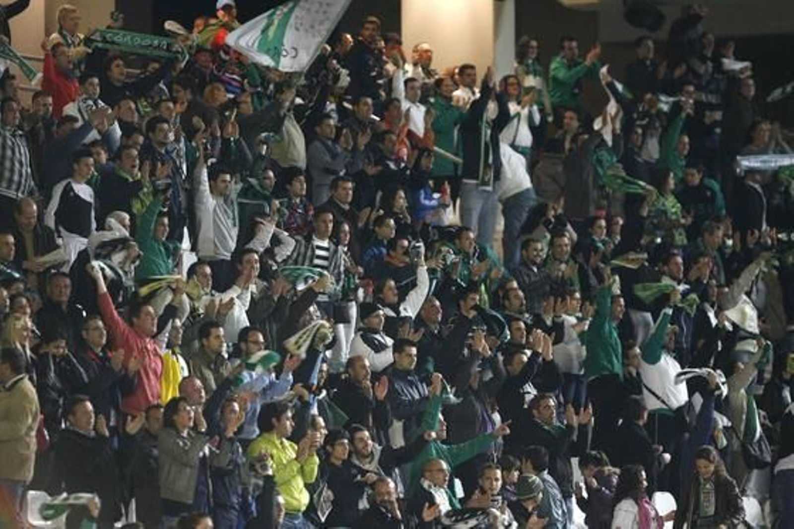 El Córdoba acosa desde el inicio la portería rival y se sobrepone a un penalti fallado por Vitolo con un golazo de Javi Patiño.

Foto: Álvaro Carmona