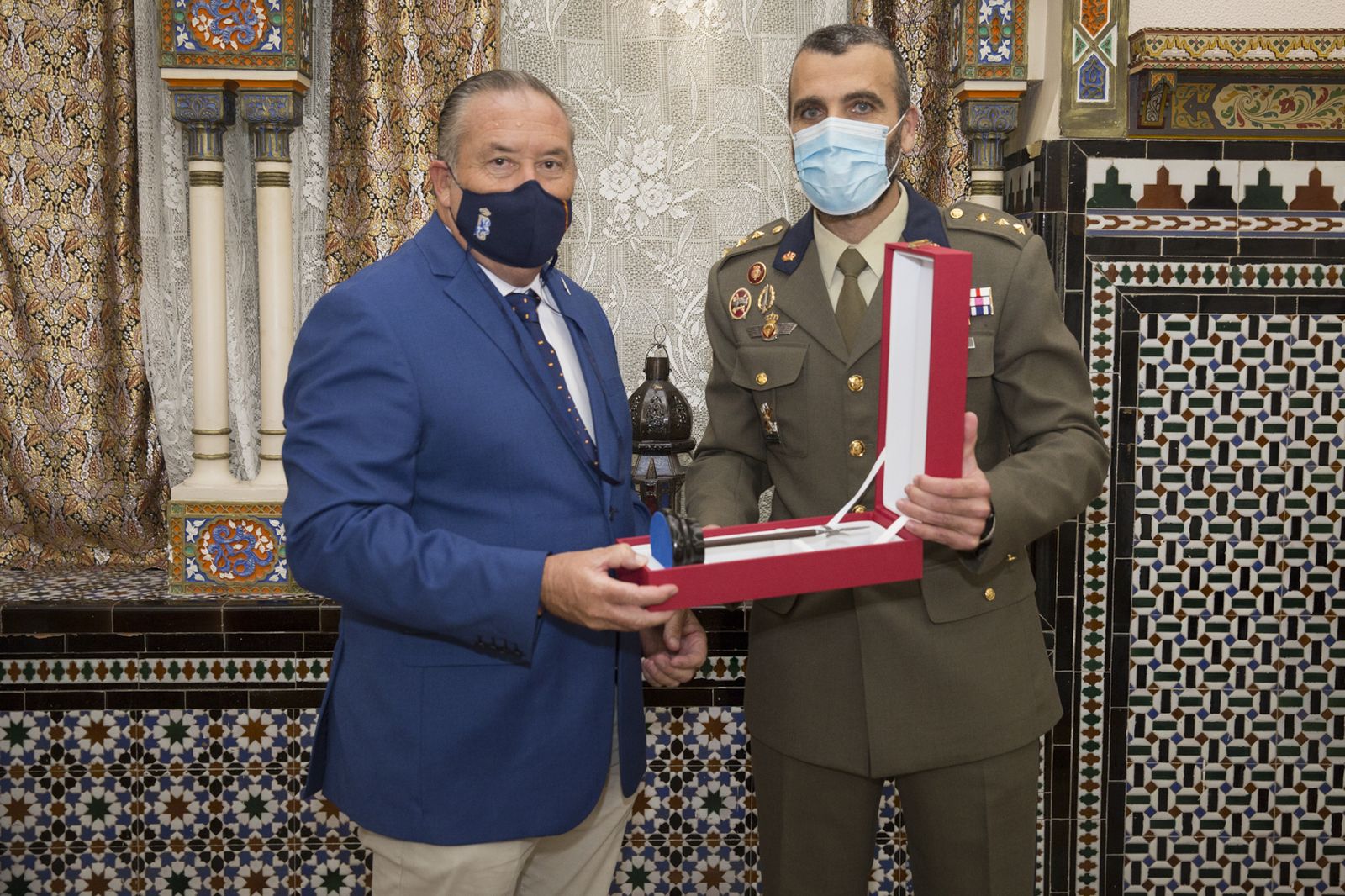 Joaquín Vázquez, recibiendo el título Alarbadero de Honor"