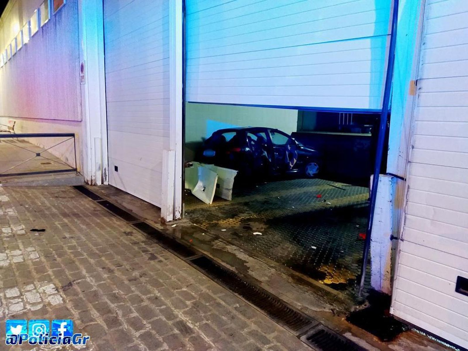 Un herido grave en Granada al chocar esta mañana el coche en el que viajaba contra el muelle de Merca 80