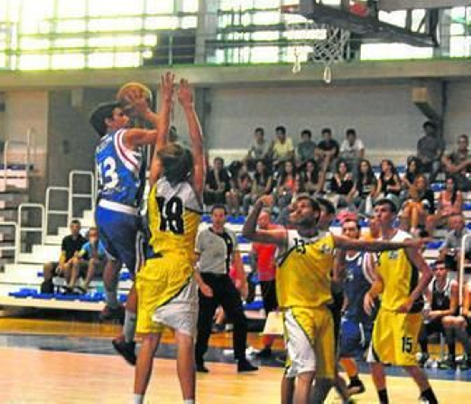 Pablo Jódar lanza a canasta ante la oposición de un jugador del Aljaraque.