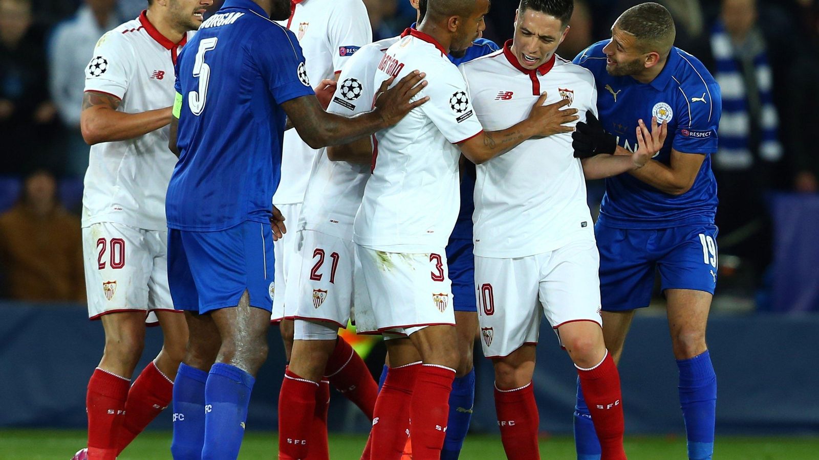 Nasri tiene que ser sujetado por sus compañeros tras ser expulsado en una jugada con Vardy.