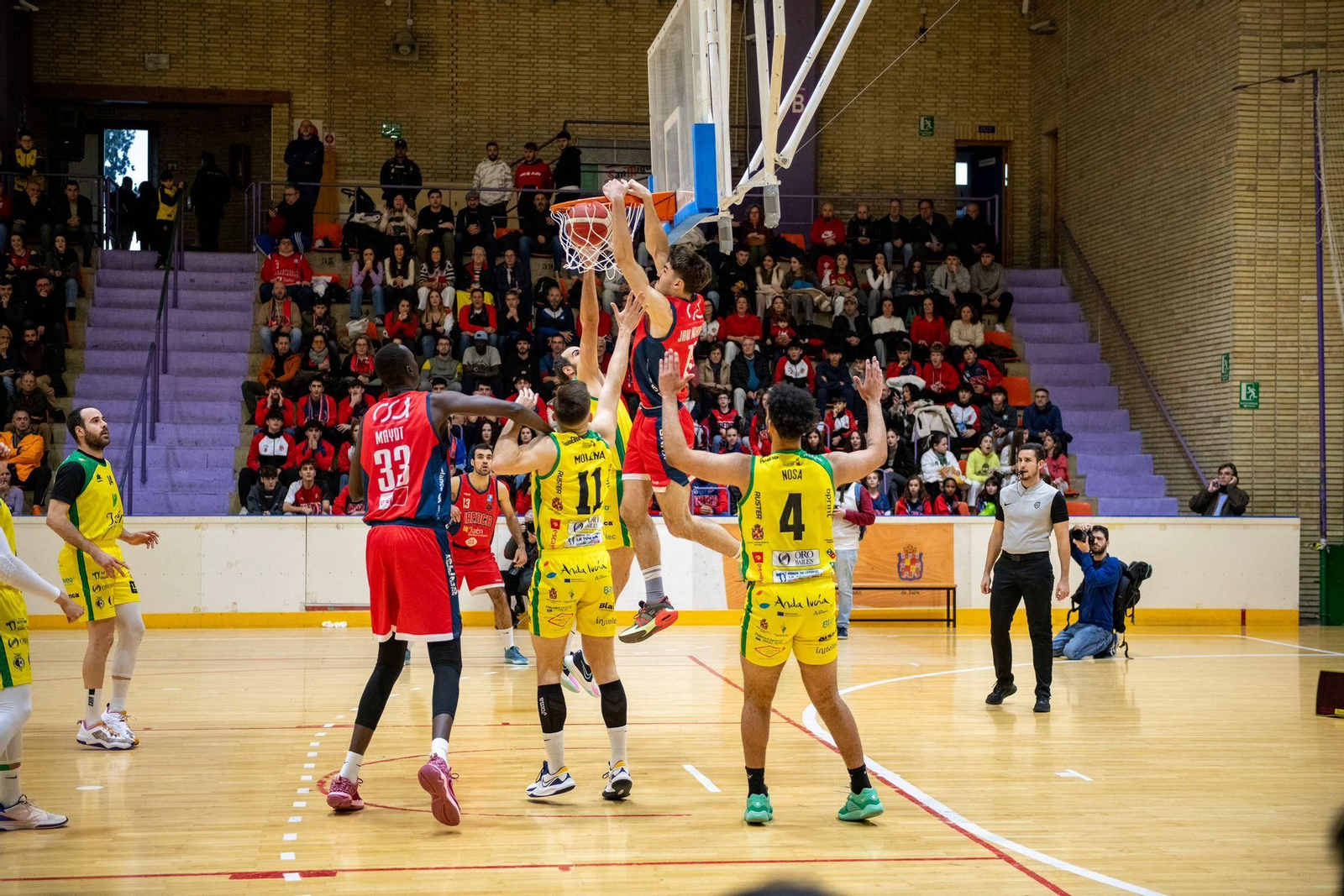 Javi Martínez, en uno de sus espectaculares mates de la pasada temporada.