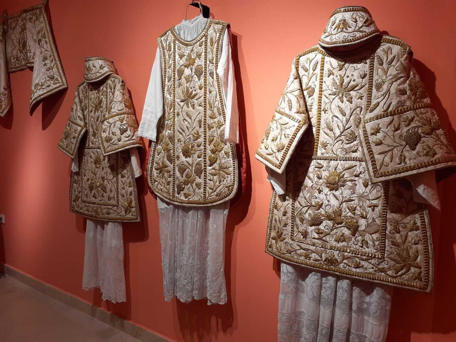 Así es la exposición de bordados de la Cofradía del Carmen