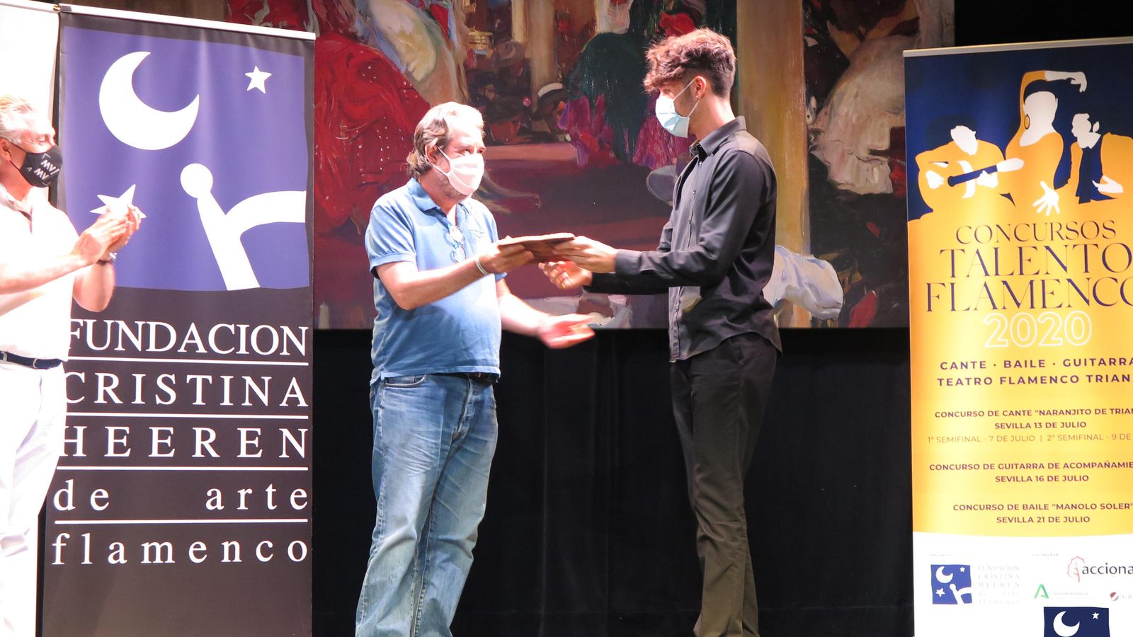 Manuel Herrera recoge su premio de manos de Rafael Riqueni.