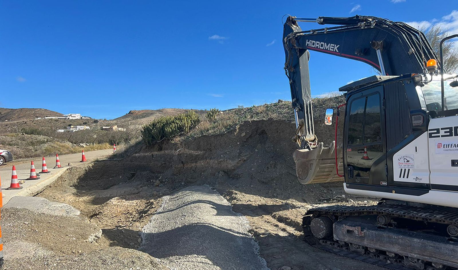 Obras de reparación de un camino rural.