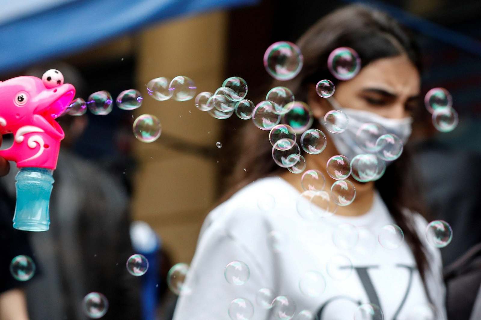 Una joven con mascarilla en Brasil.