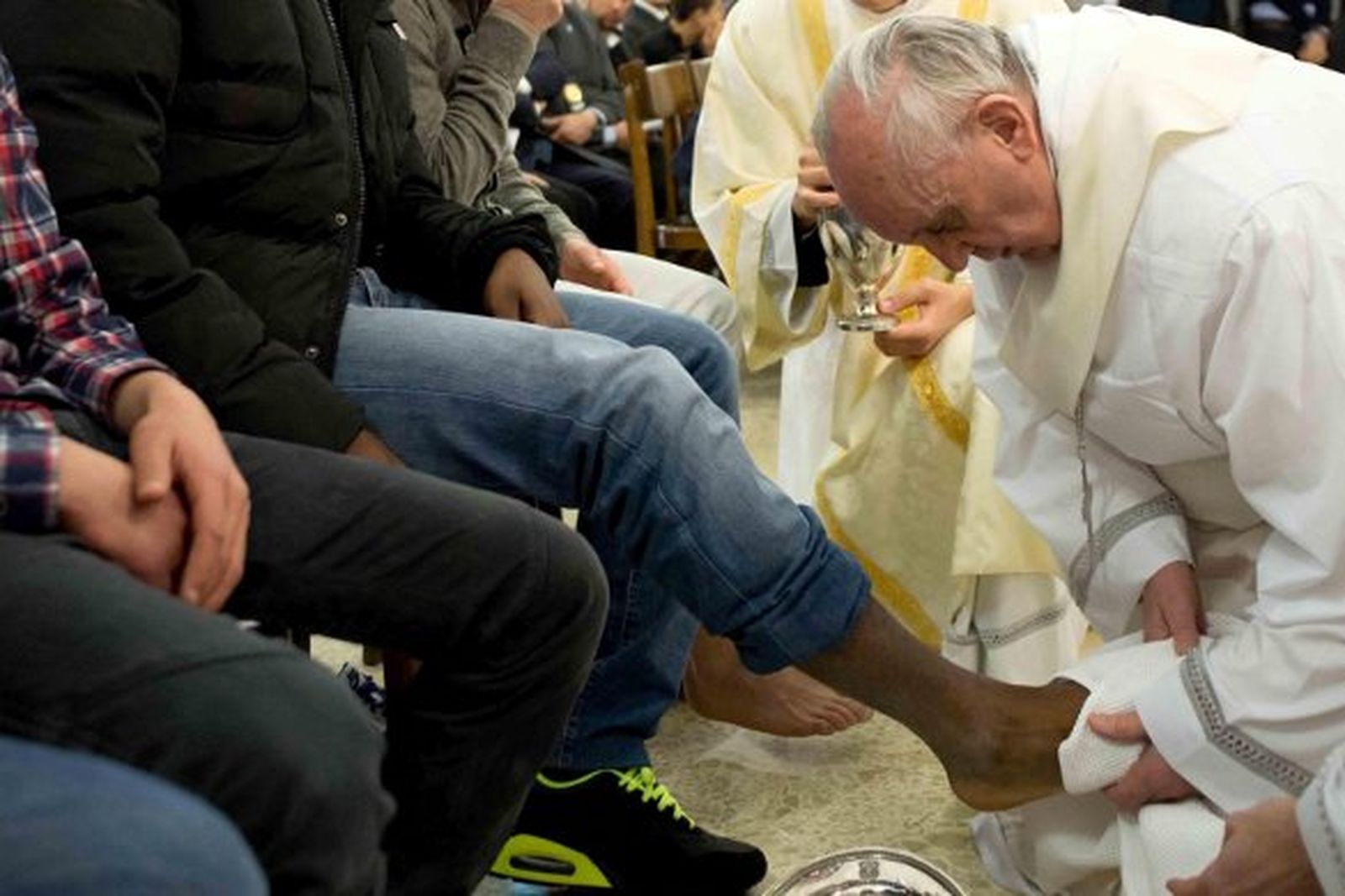 El papa Francisco lava los pies a 12 menores presos