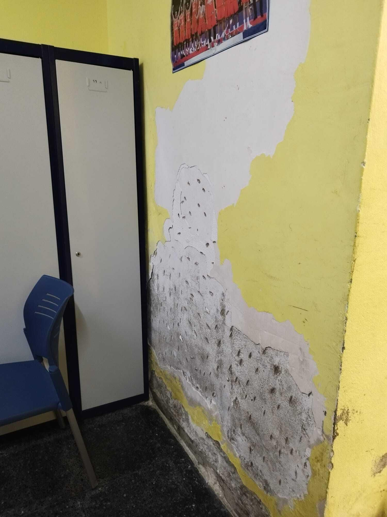 Una de las paredes, llena de humedades.