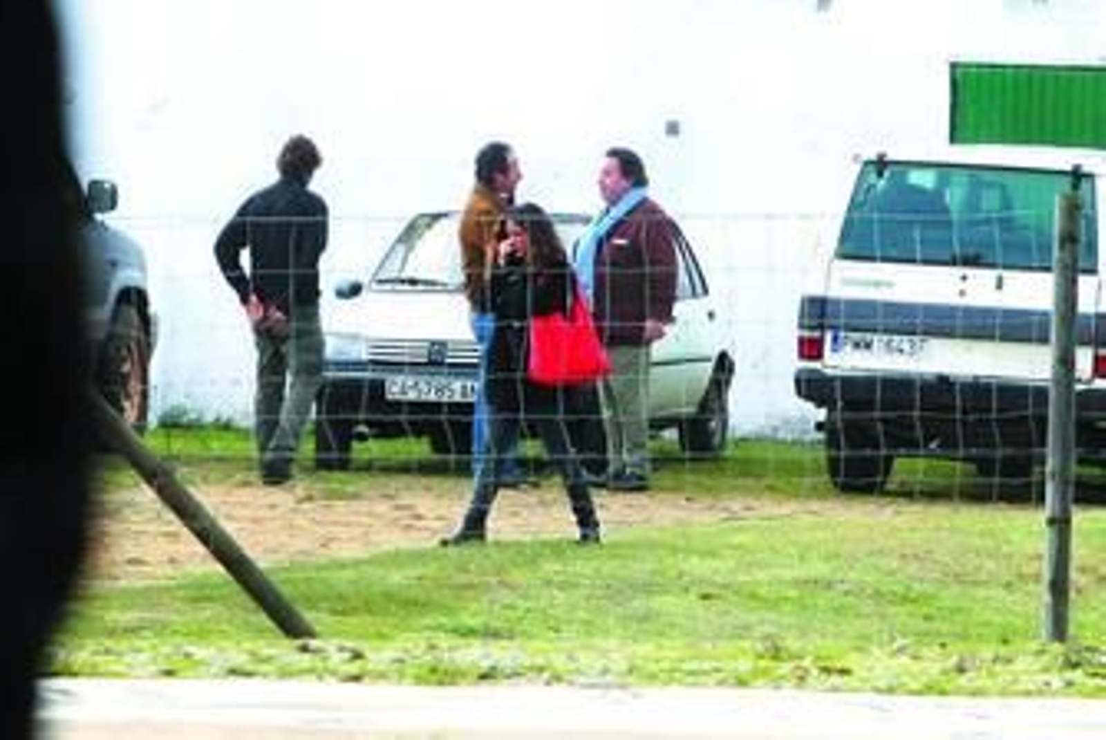 La actriz mexicana se aleja unos metros para hablar por teléfono.