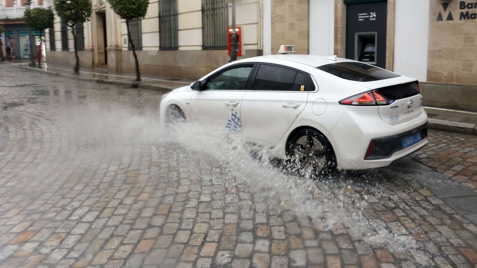 Imágenes del paso de la borrasca Kristin por el centro de Jerez