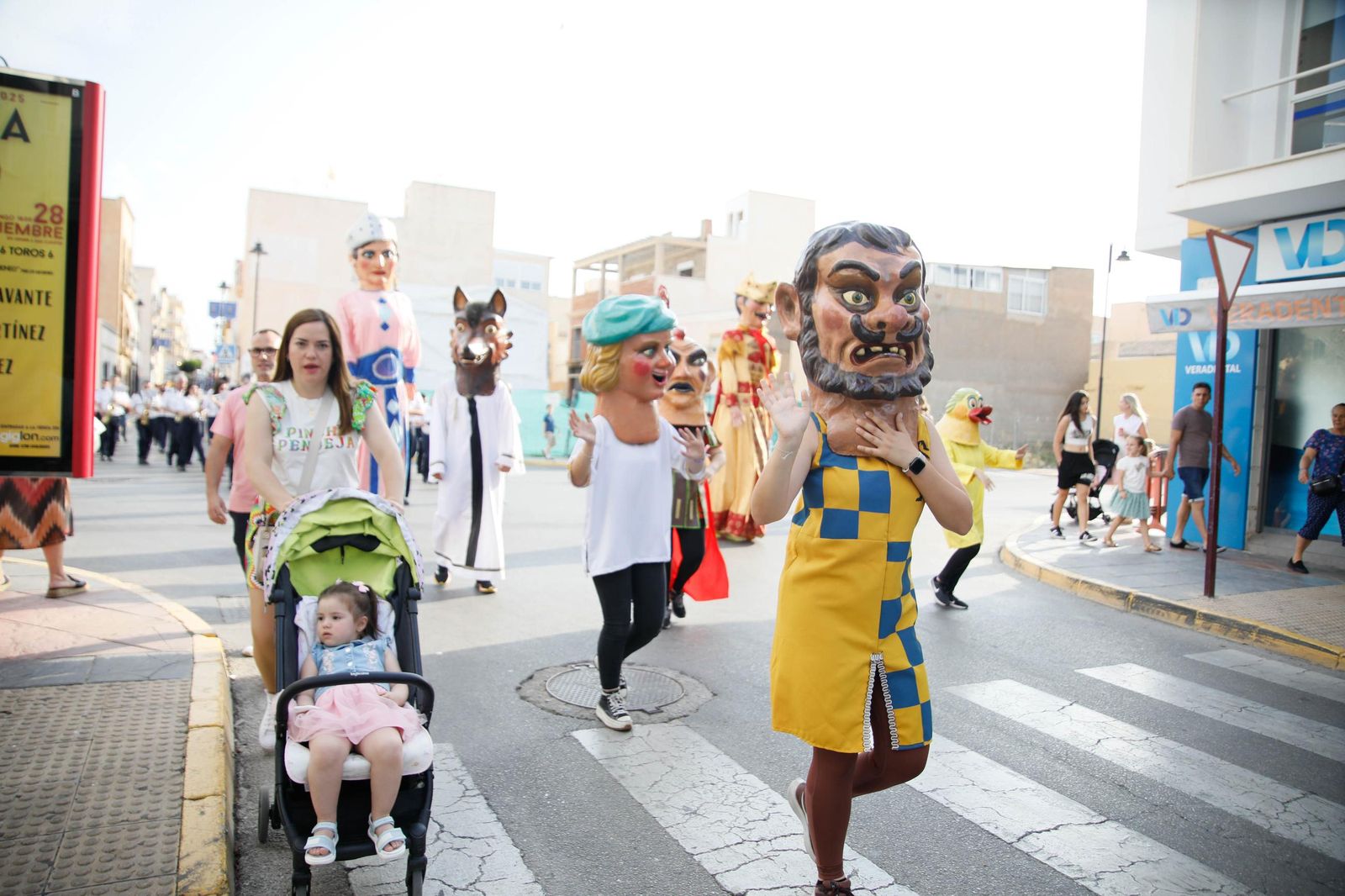Desfile de Gigantes y Cabezudos de Vera, en imágenes
