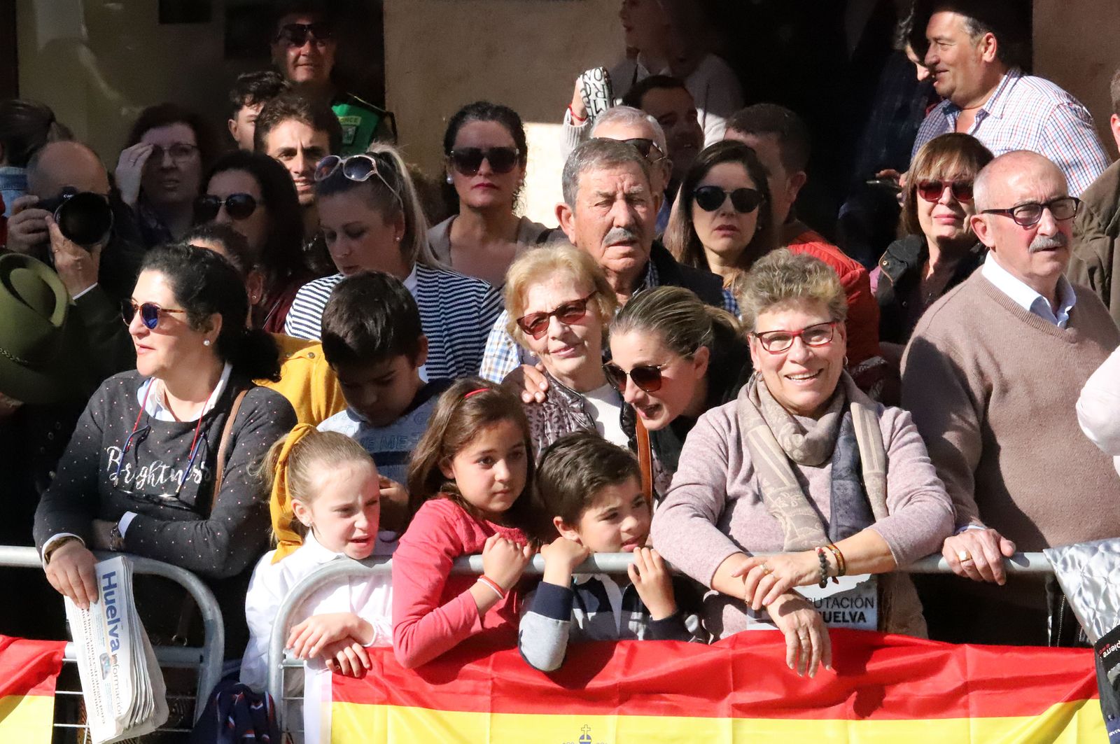 Imágenes de Don Felipe y Doña Letizia arropados por el cariño de los almonteños